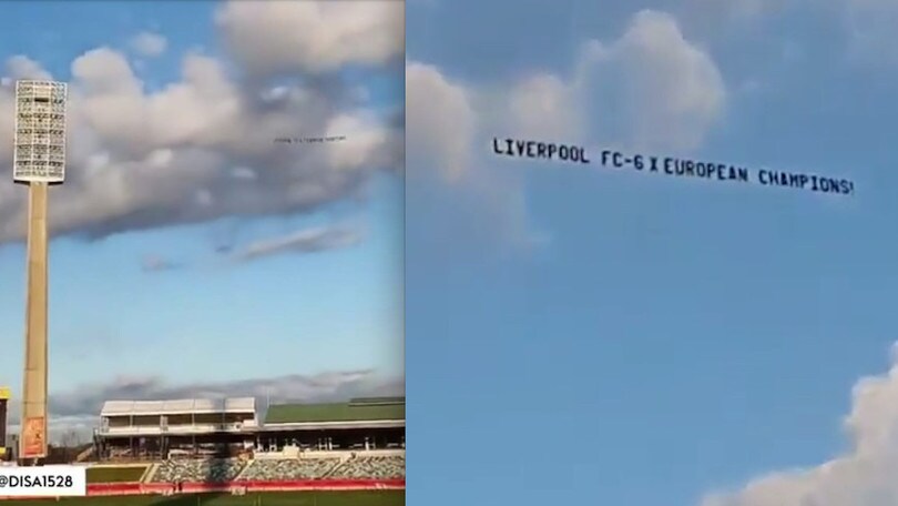 Sul campo si allena il Manchester United di Pogba, in cielo lo striscione è per il Liverpool