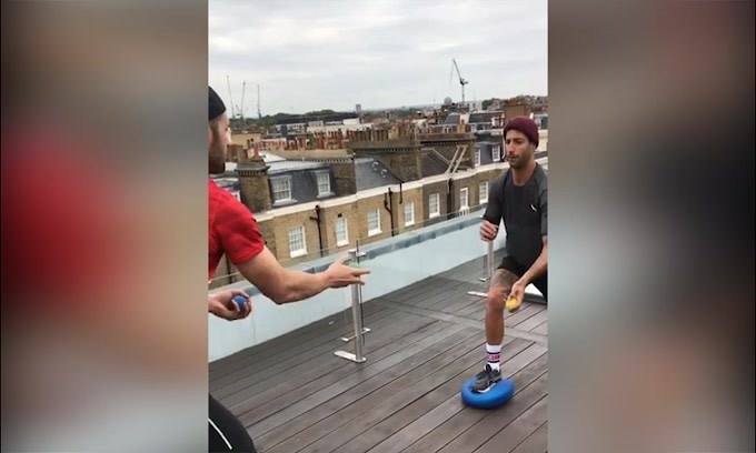 Ricciardo "giocoliere" sul tetto