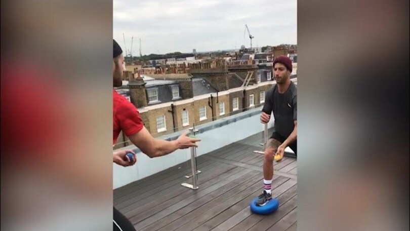 Ricciardo "giocoliere" sul tetto