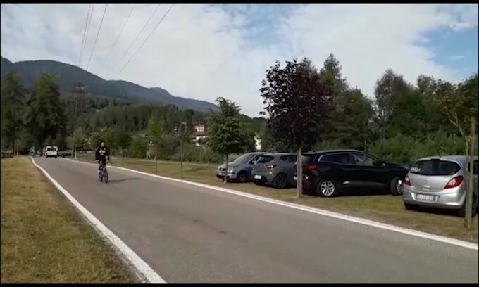 Napoli, Davide Ancelotti arriva in bicicletta