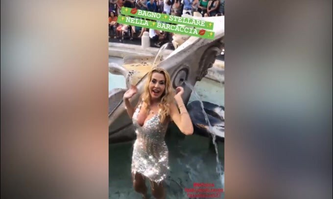 Valeria Marini, bagno a Roma nella Barcaccia