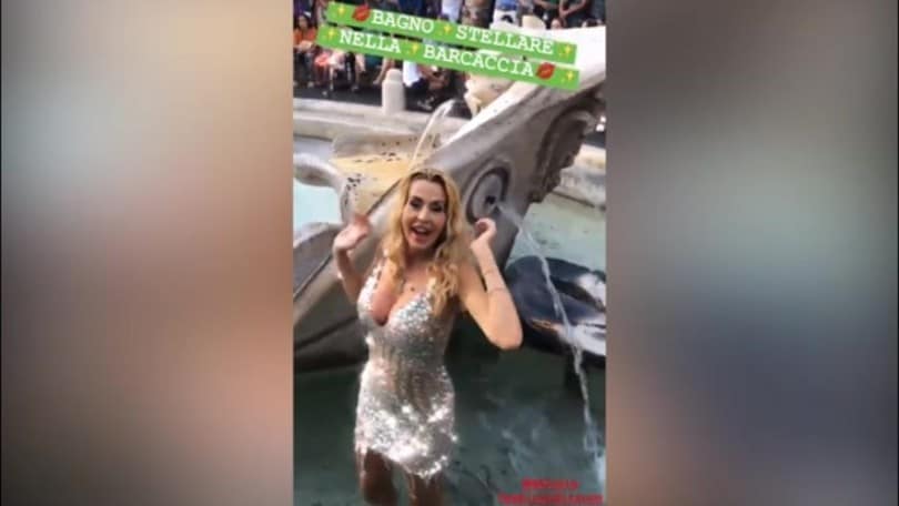Valeria Marini, bagno a Roma nella Barcaccia