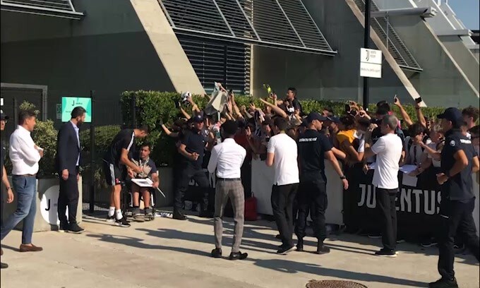 CR7 al J-Medical, ovazione dei tifosi: "Portaci la Champions"