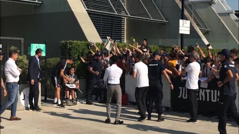 CR7 al J-Medical, ovazione dei tifosi: "Portaci la Champions"