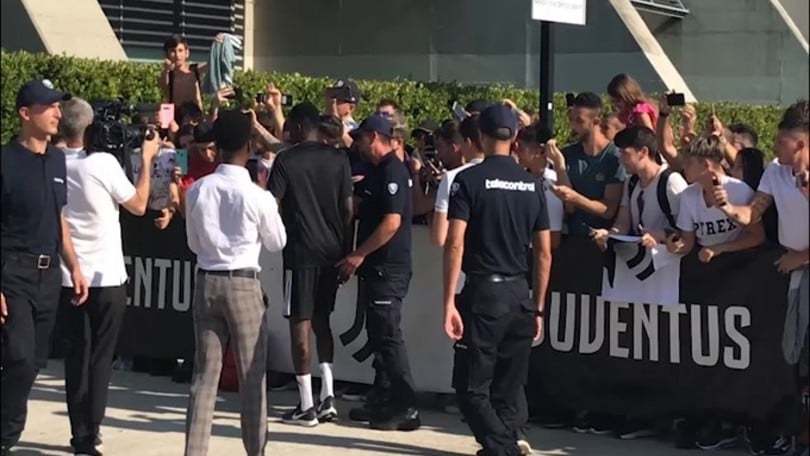 Juve, i tifosi "abbracciano" Matuidi