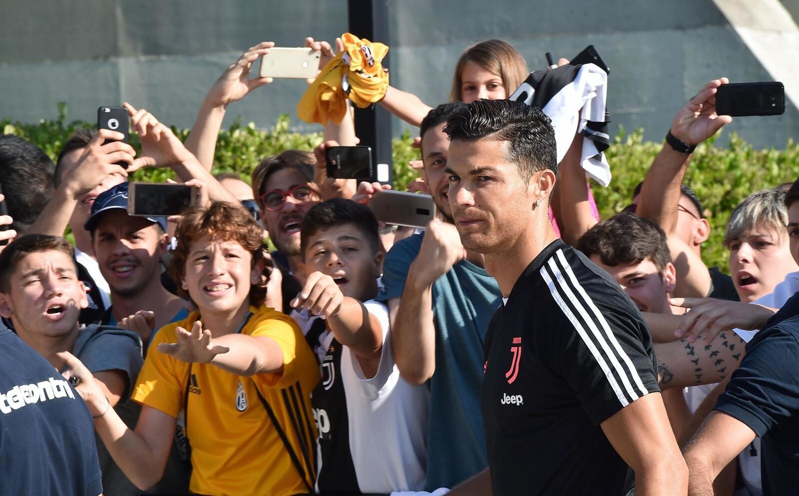 Cristiano Ronaldo al J-Medical per le visite: folla in delirio ad accoglierlo