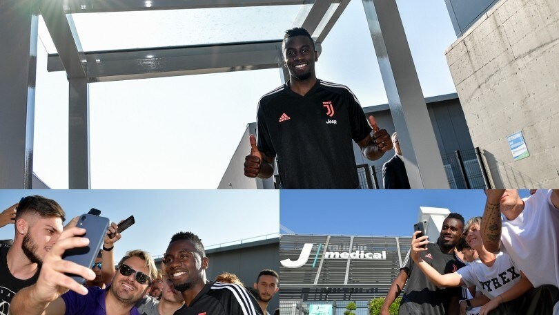 Juve, l'arrivo al J Medical di Matuidi tra selfie e sorrisi ai tifosi