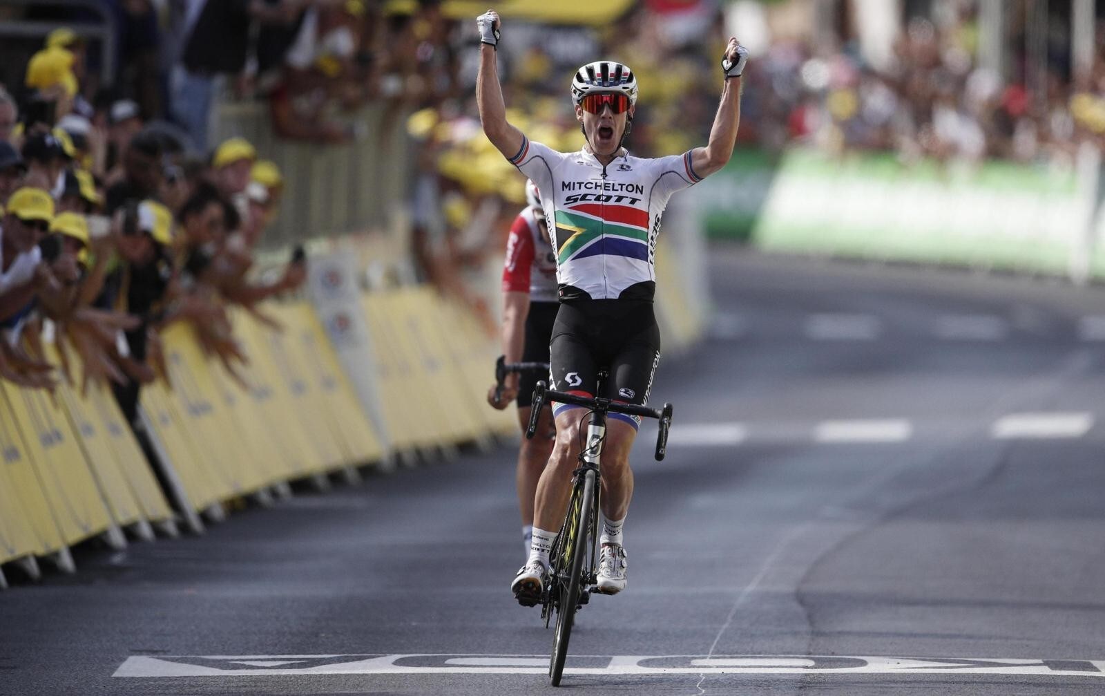 Tour, Impey trionfa nella 9ª tappa. Alaphilippe resta leader, Nibali in crisi