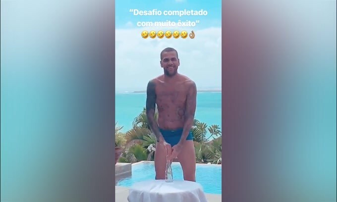 Dani Alves e la "Bottle Cap Challenge" davvero particolare