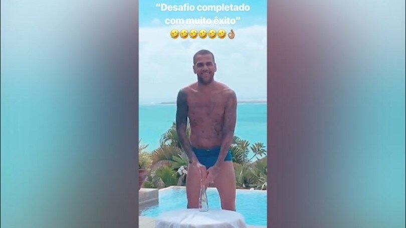 Dani Alves e la "Bottle Cap Challenge" davvero particolare