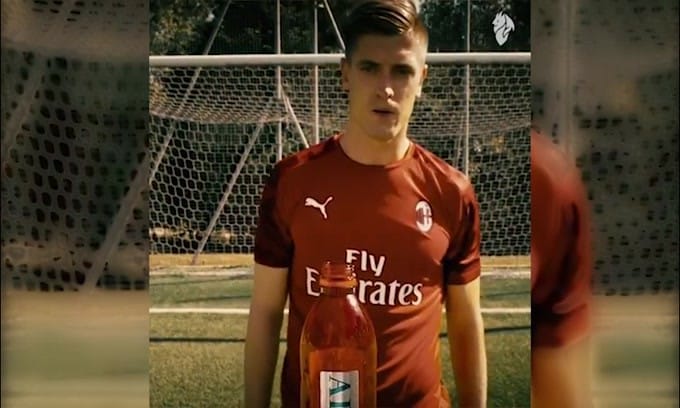 Milan, anche il pistolero Piatek partecipa alla "Bottle Cap Challenge"