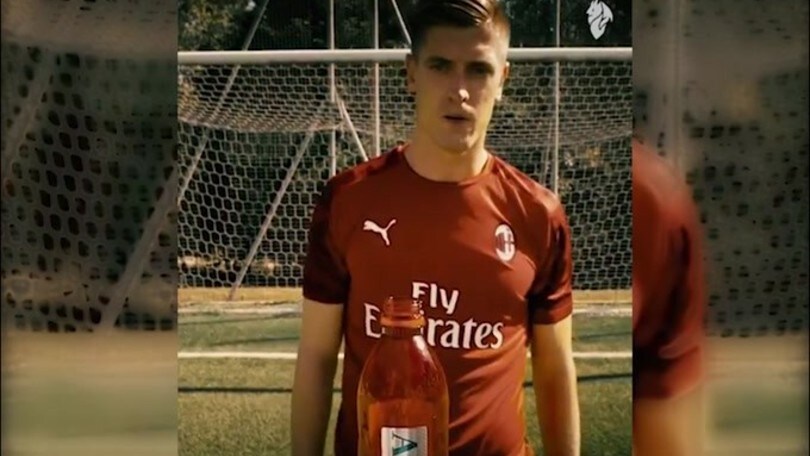 Milan, anche il pistolero Piatek partecipa alla "Bottle Cap Challenge"