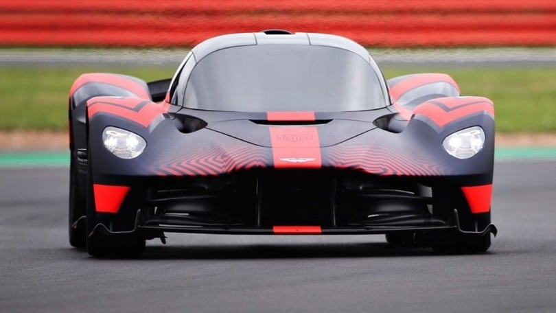 Aston Martin Valkyrie, giro in pista a Silverstone - FOTO