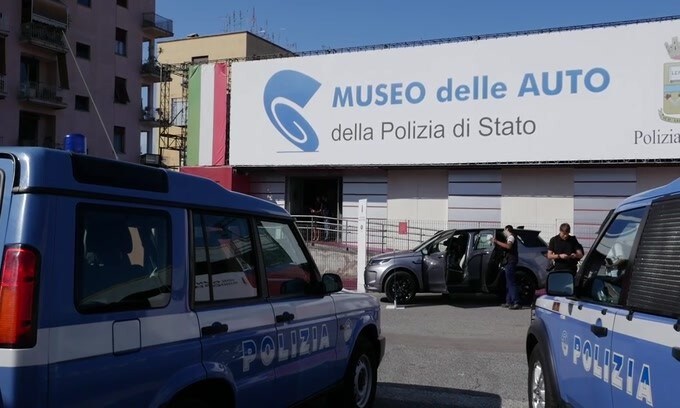 Land Rover Discovery si arruola in Polizia: video