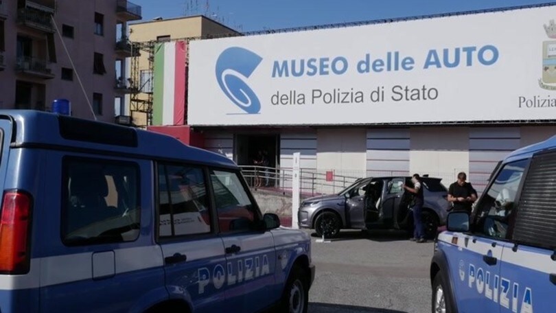 Land Rover Discovery si arruola in Polizia: video