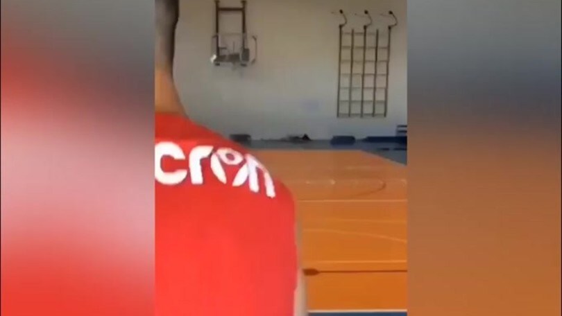 Birsa show, fa canestro con i piedi da metà campo