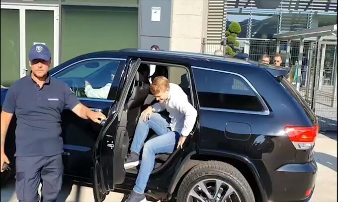 De Ligt accolto dai tifosi fuori dal Jmedical