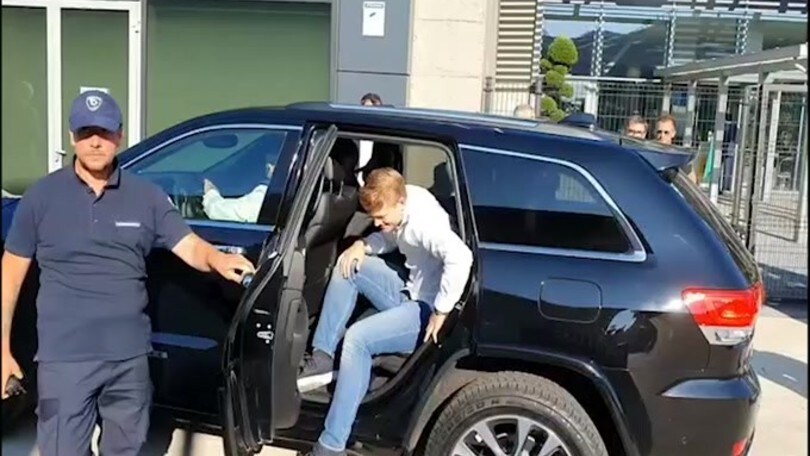 De Ligt accolto dai tifosi fuori dal Jmedical