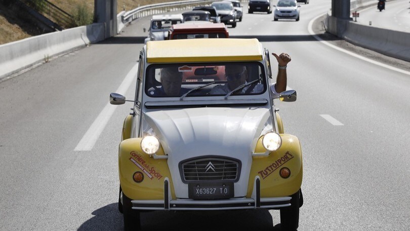 Citroen, con una 2CV al Raduno del Secolo: il viaggio prosegue