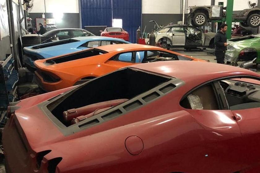 Repliche di Ferrari e Lamborghini, in Brasile garage pieno: gli scatti