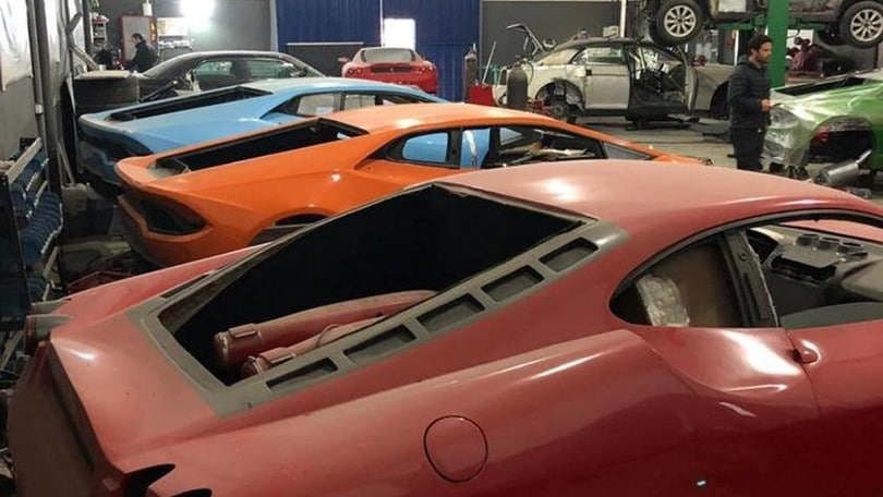 Repliche di Ferrari e Lamborghini, in Brasile garage pieno: gli scatti