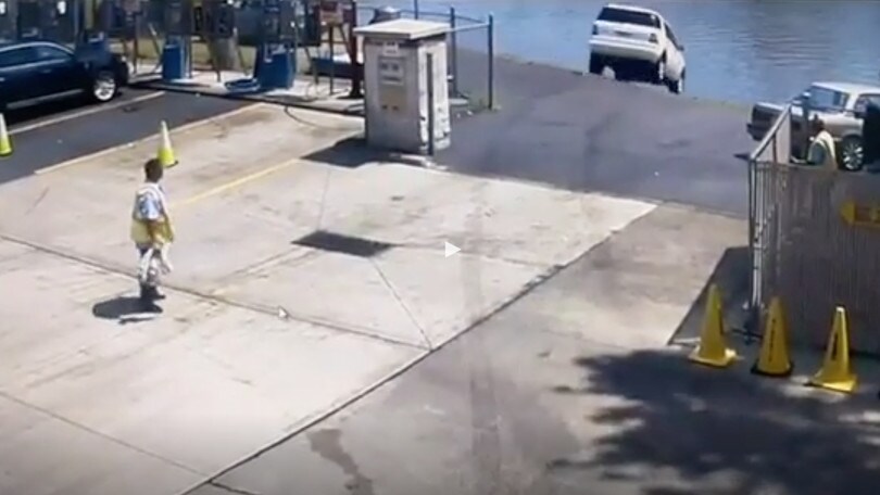 Automobilista sbaglia pedale e finisce nel fiume: VIDEO