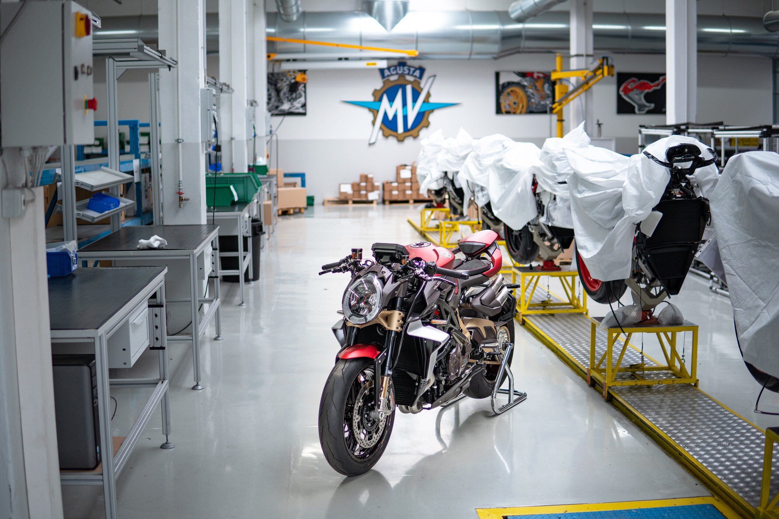 MV Agusta Serie Oro Brutale 1000 e Superveloce 800: gli scatti