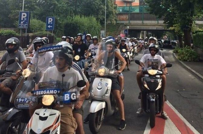 Atalanta che passione: una folla di ultras arriva in moto al ritiro