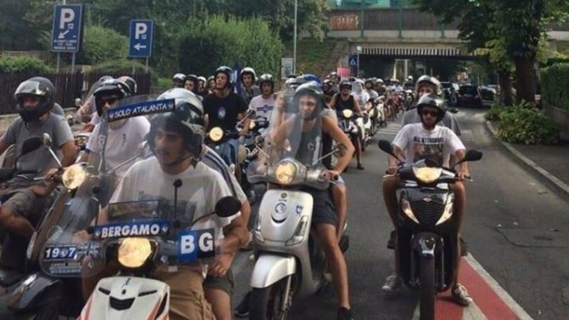 Atalanta che passione: una folla di ultras arriva in moto al ritiro