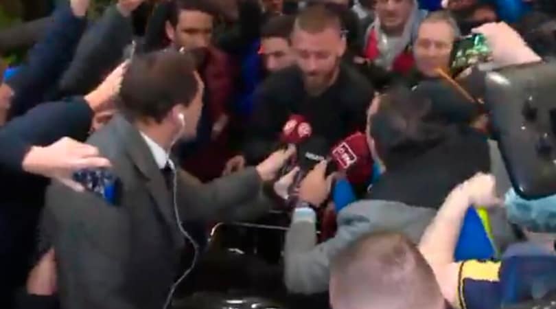 De Rossi, tifosi del Boca al suo arrivo a Buenos Aires