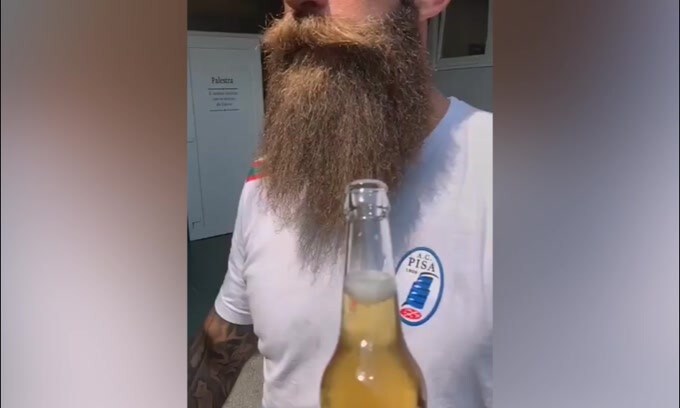 Moscardelli, la barba per...aprire la bottiglia!