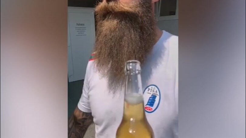 Moscardelli, la barba per...aprire la bottiglia!