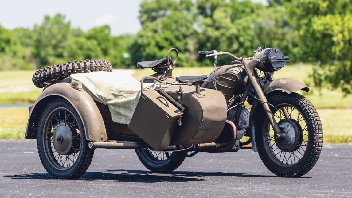 Il sidecar Dnepr, usato in guerra dai sovietici, va all'asta