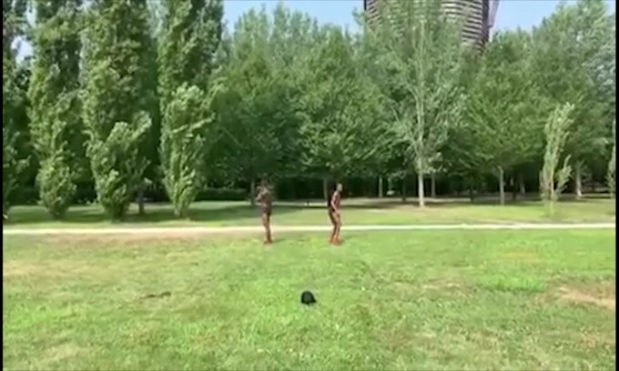 Che scatto per Balotelli: battuto il fratello!