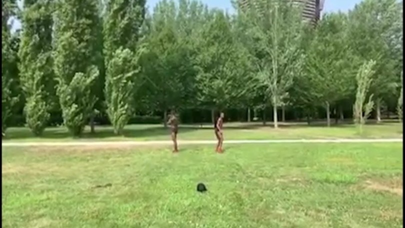 Che scatto per Balotelli: battuto il fratello!