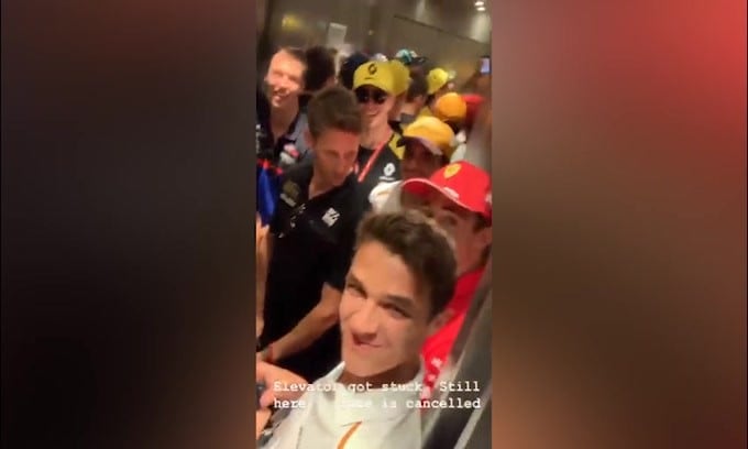 F1, l'ascensore si blocca. Ricciardo riprende e scherza