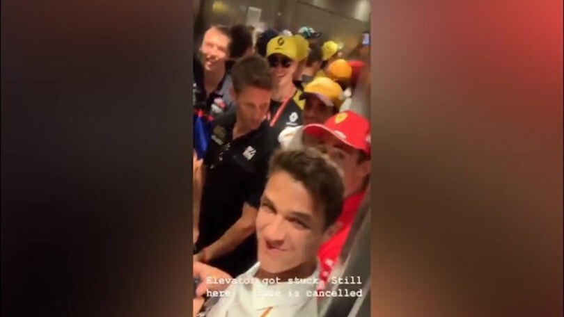 F1, l'ascensore si blocca. Ricciardo riprende e scherza