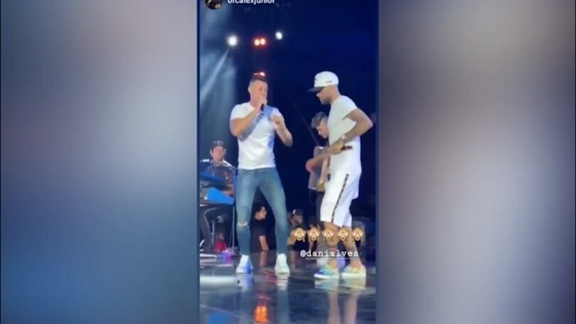 Dani Alves disoccupato..si diverte a cantare!