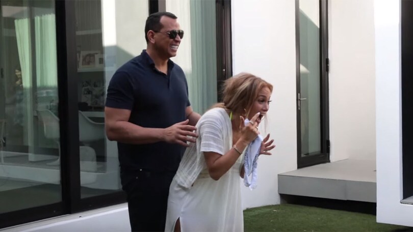 Jennifer Lopez festeggia i 50 anni con una Porsche 911 in regalo