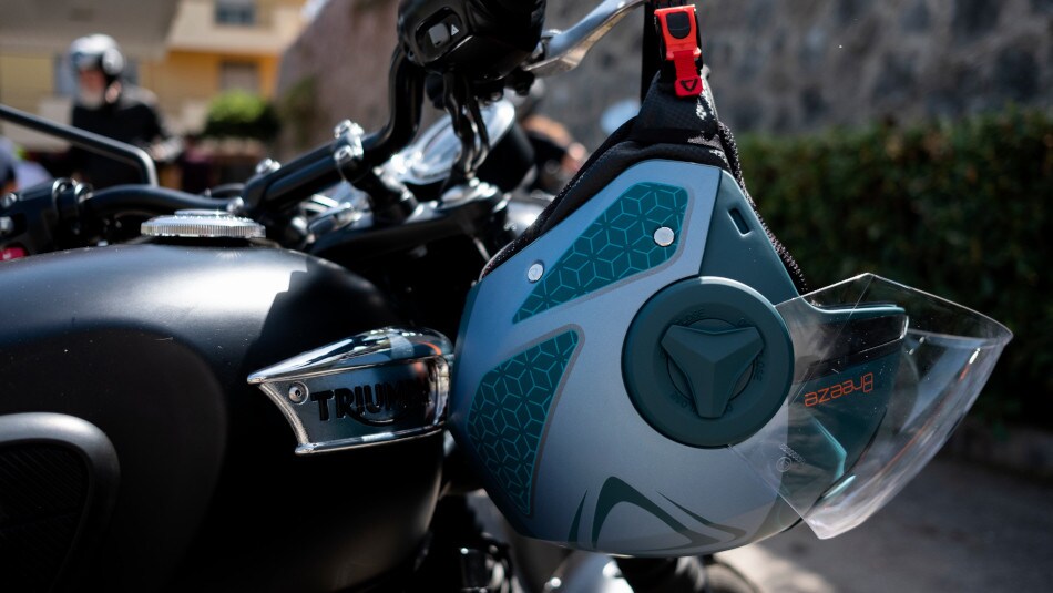 Non solo sicurezza, i riders moderni cercano le grafiche inedite di V Helmets