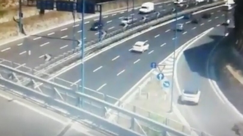 Napoli, retromarcia in Tangenziale: il video della manovra folle