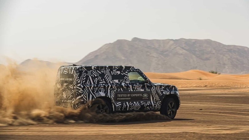 Land Rover Defender 2020, la prova nel deserto: gli scatti