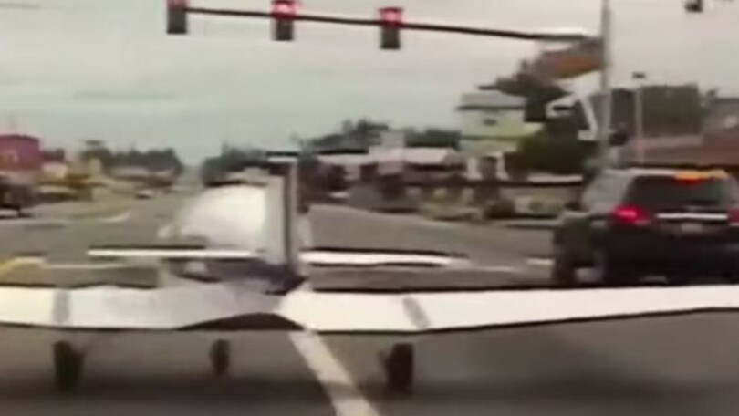 Aeroplano atterra in strada tra le auto a Seattle VIDEO