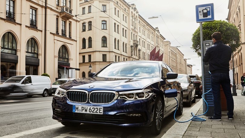 BMW 530e, ecco la trazione integrale per l'ibrida: le immagini