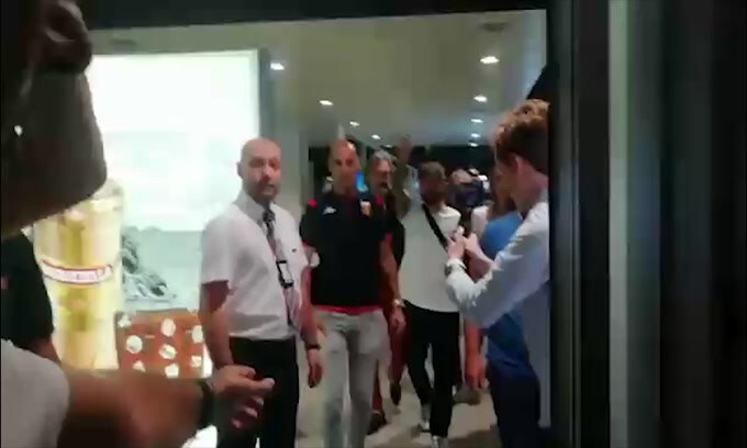 Schone al Genoa: tifosi impazziti in aeroporto