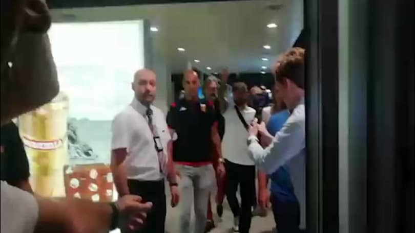 Schone al Genoa: tifosi impazziti in aeroporto