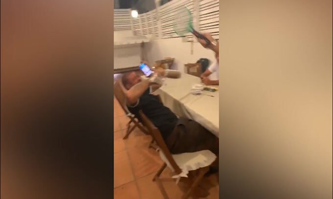 Totti, "botte" a Candela con la racchetta anti-zanzare