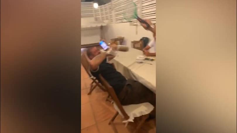 Totti, "botte" a Candela con la racchetta anti-zanzare