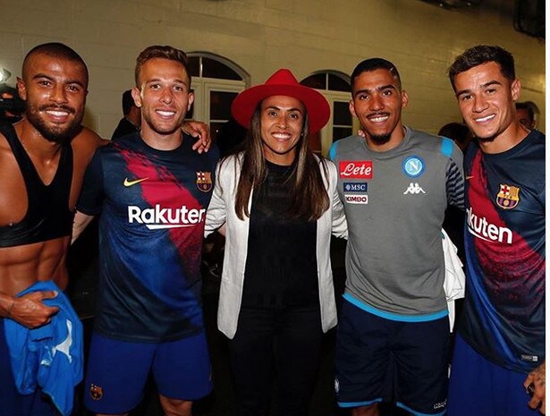 «Che onore fare la foto con Marta». Allan, Coutinho, Arthur e Rafinha si inchinano
