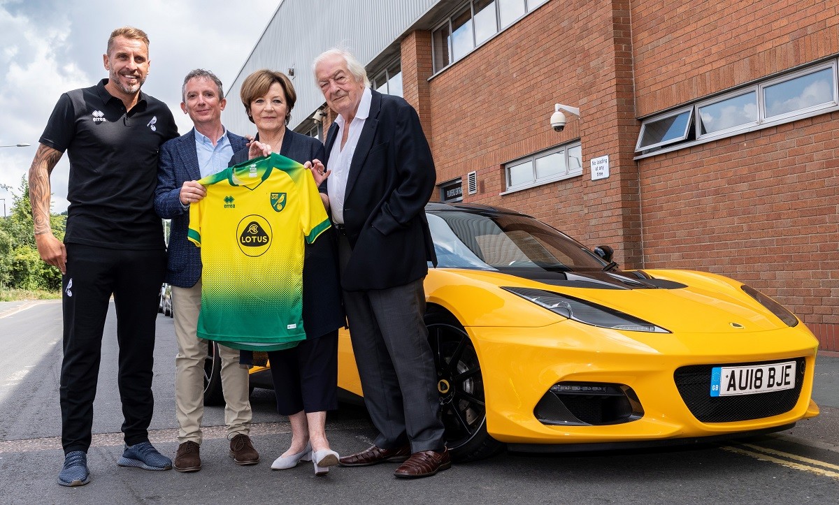 Lotus, partnership col Norwich e nuovo logo: FOTO